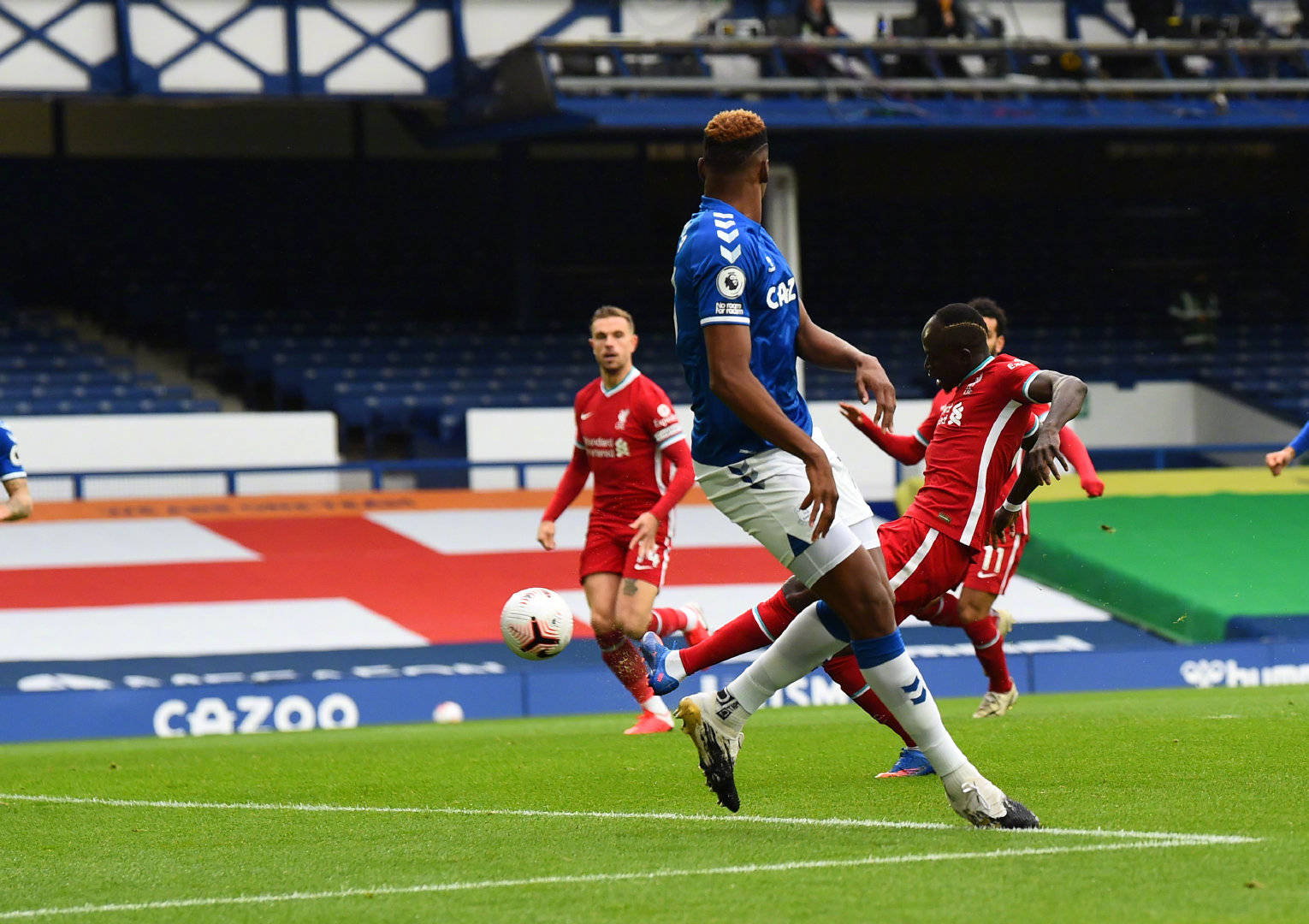 锋线捉襟见 锋线捉襟见