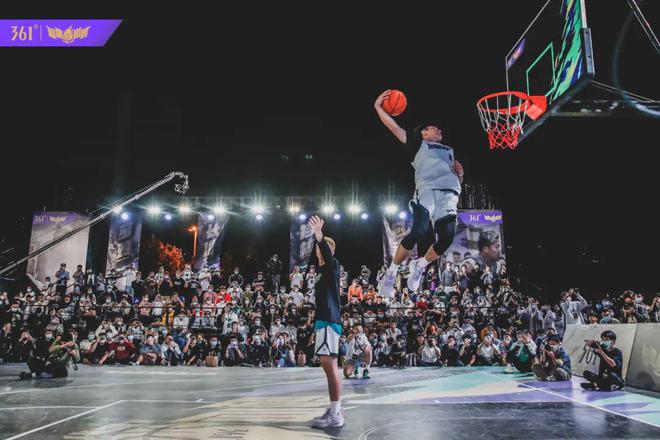 现出了对比 现出了对比